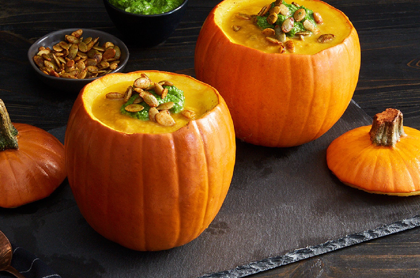 Bí đỏ được nghiền nhuyễn đem nấu cùng nước hầm xương Bí đỏ được nghiền nhuyễn đem nấu cùng nước hầm xương